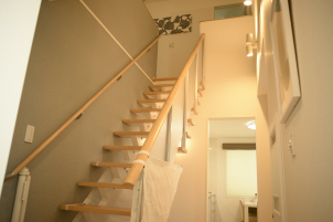 玄関ホールに開放感のある階段吹き抜けを採用。回遊動線で家事楽な間取りです。